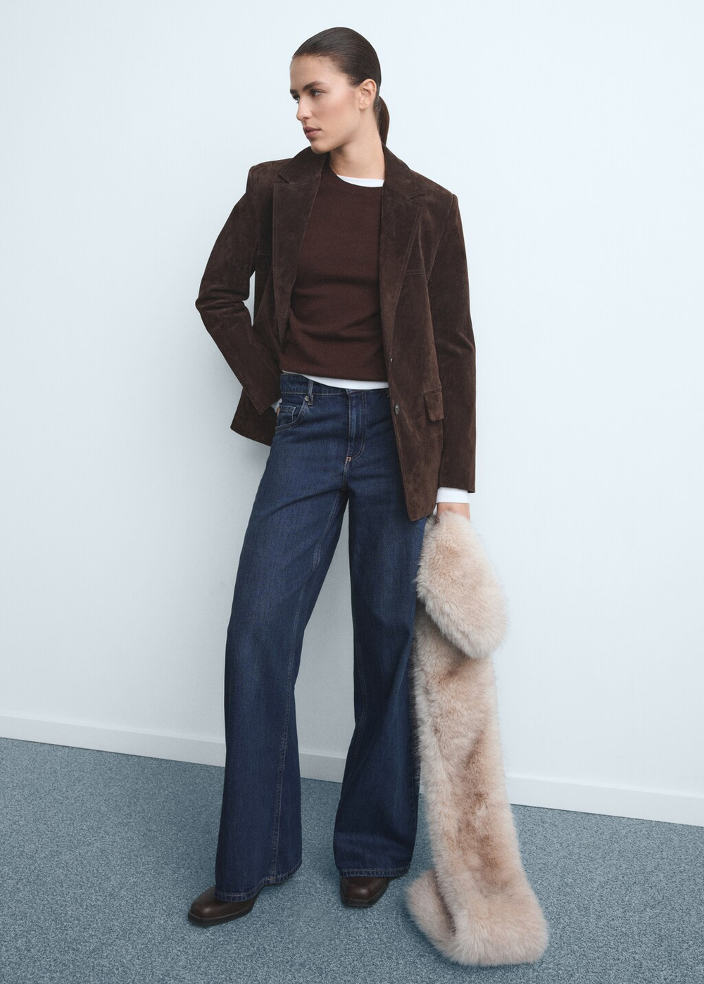 Джинсы с широкими штанинами и низкой посадкой