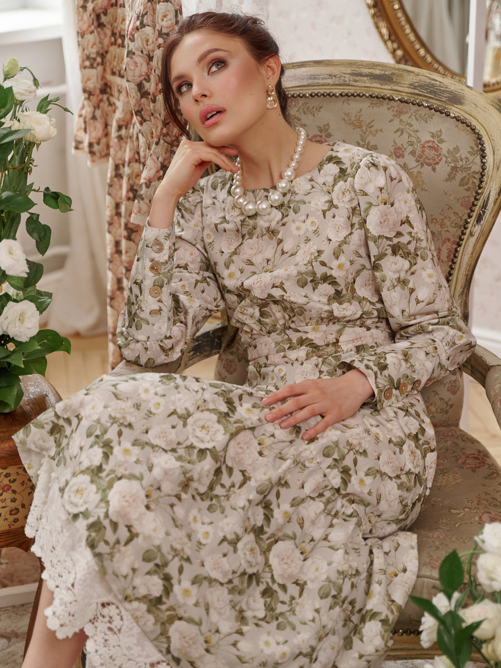 Платье с широкими манжетами