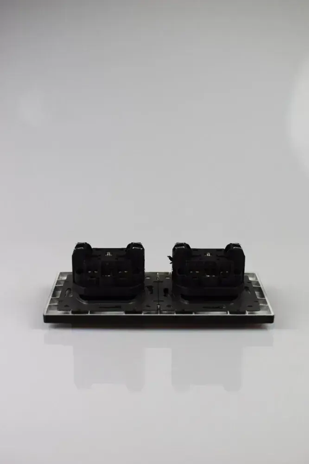 Розетка двойная с крышкой черная