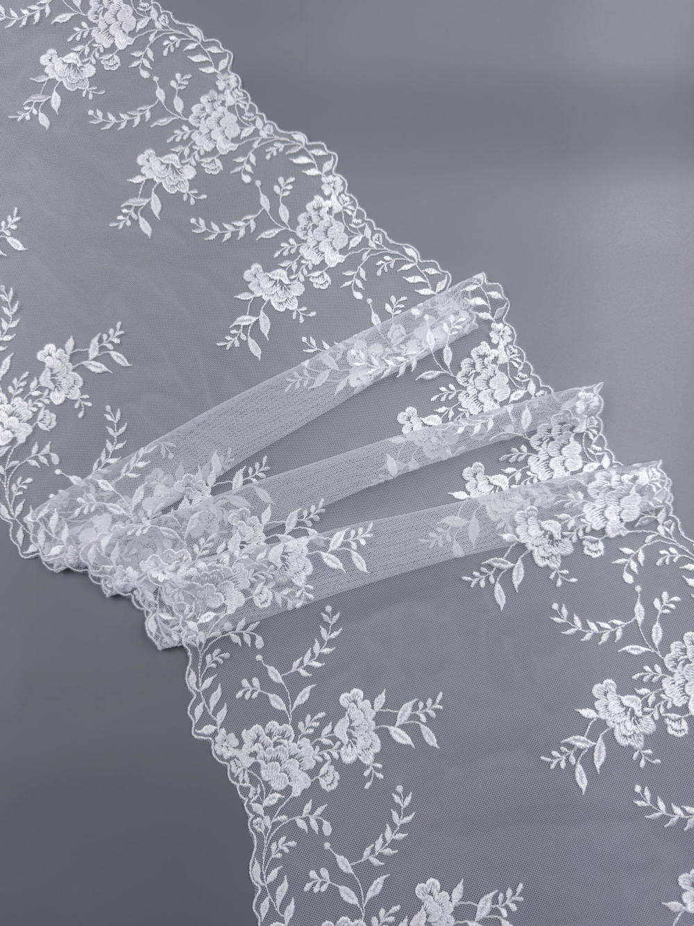 Вышивка на сетке холодная белая неэластичная ширина 27 см ОТРЕЗЫ