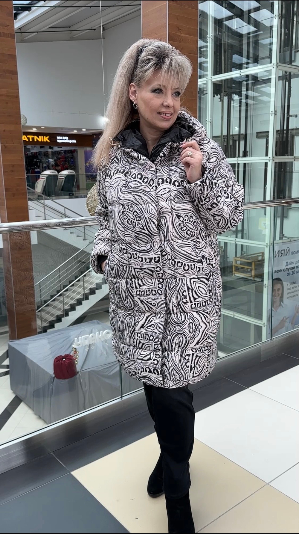 Удлиненный черно-белый пуховик