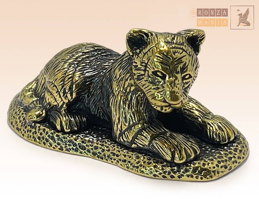 фигурка Тигренок лежит