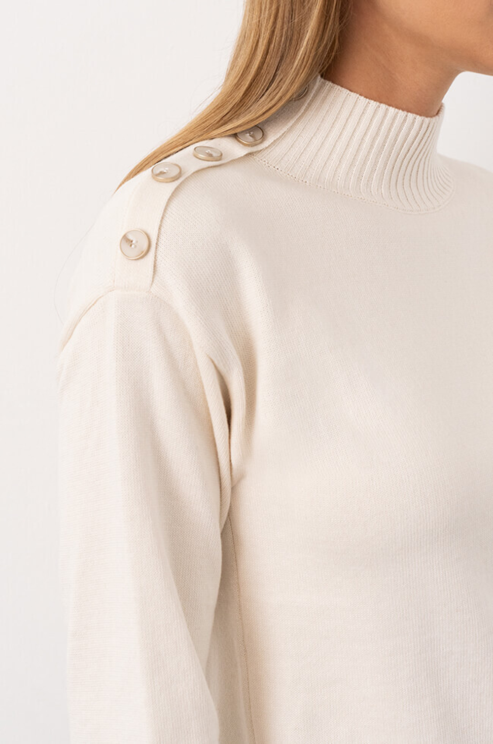 23131 Свитер женский (молочный)