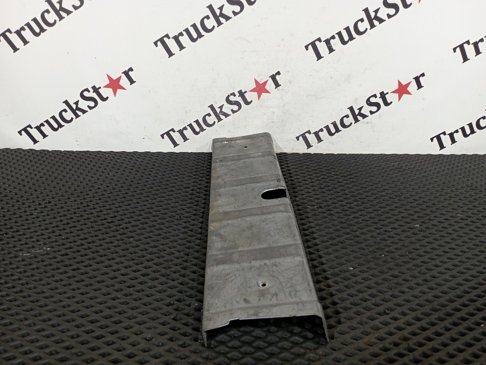 Пластина вещевого ящика