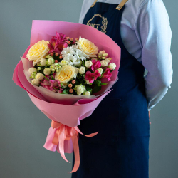 Букет в нежных тонах с альстромерией кустовой и одноголовой розой