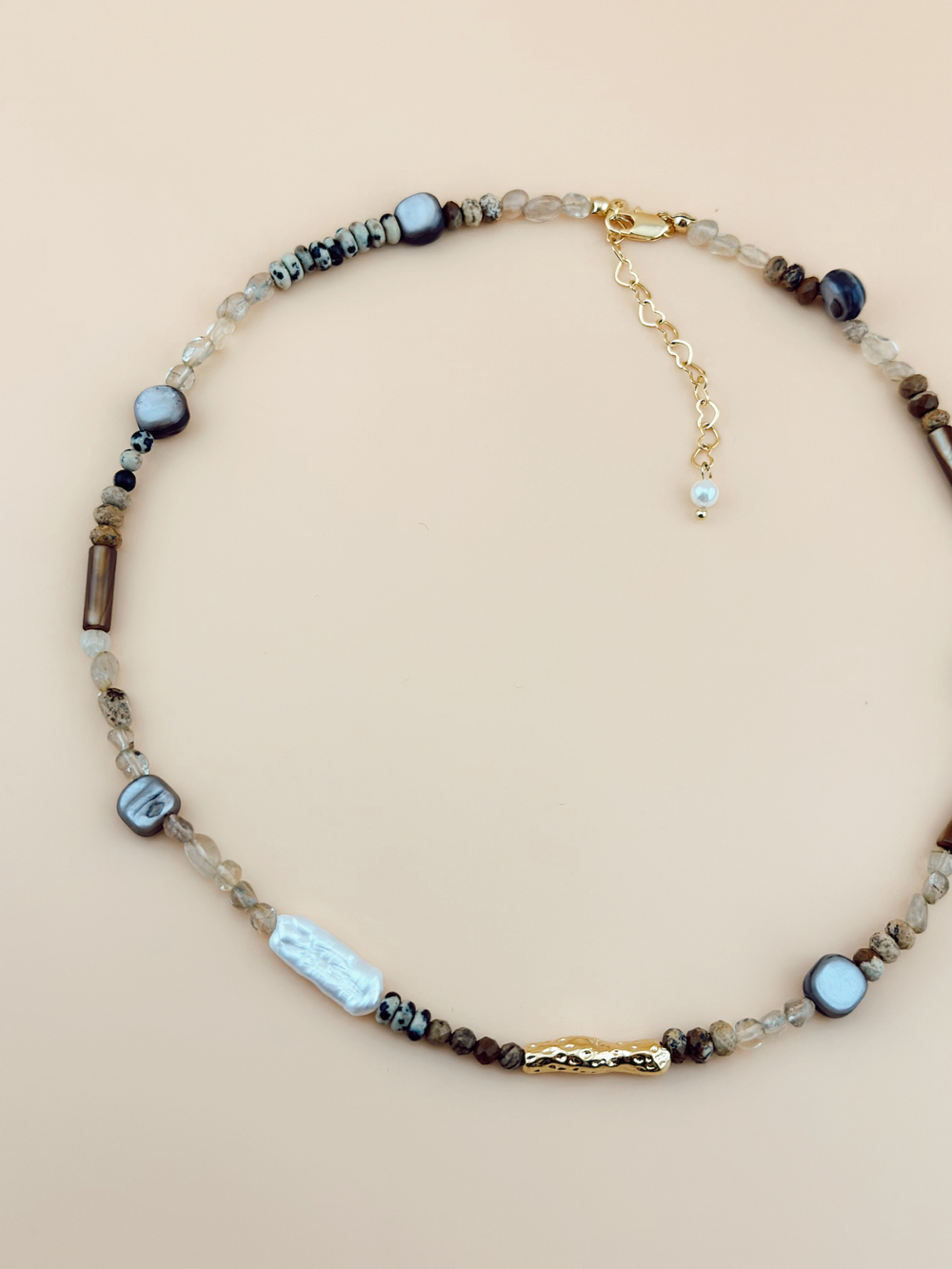 Колье с разными камнями