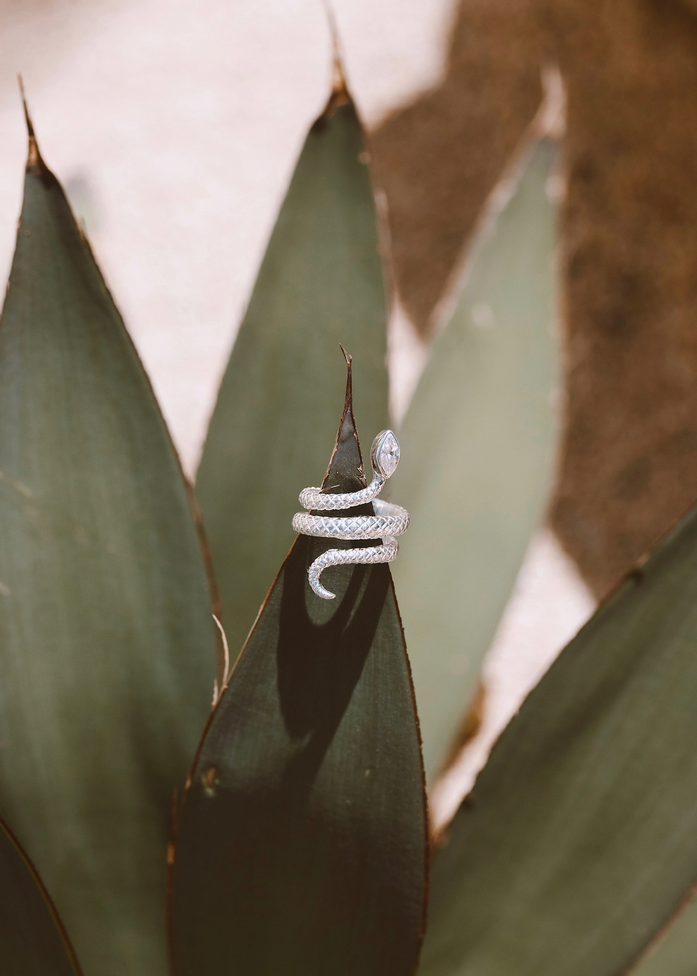 Кольцо «Змея» с белым цирконом