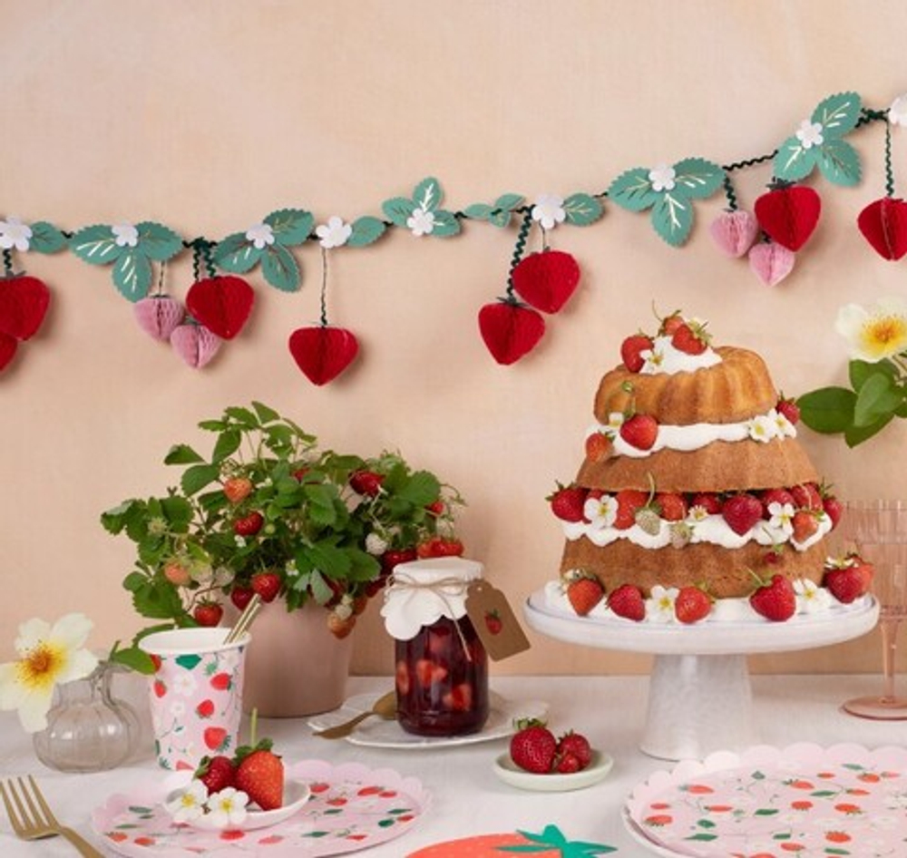 Салфетки маленькие "Клубника" 16 шт. (12,7 x 12,7см)