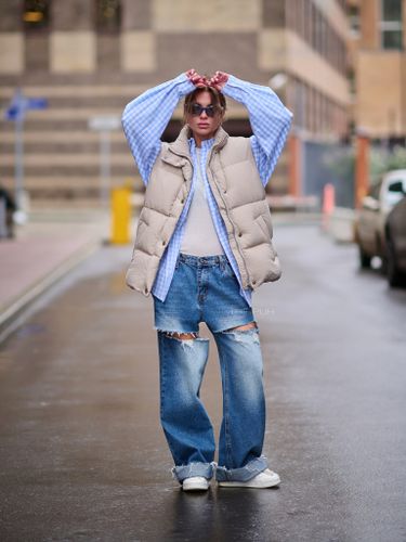 Женский утепленный жилет бежевого цвета