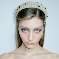 Ободок объемный с белыми ромашками