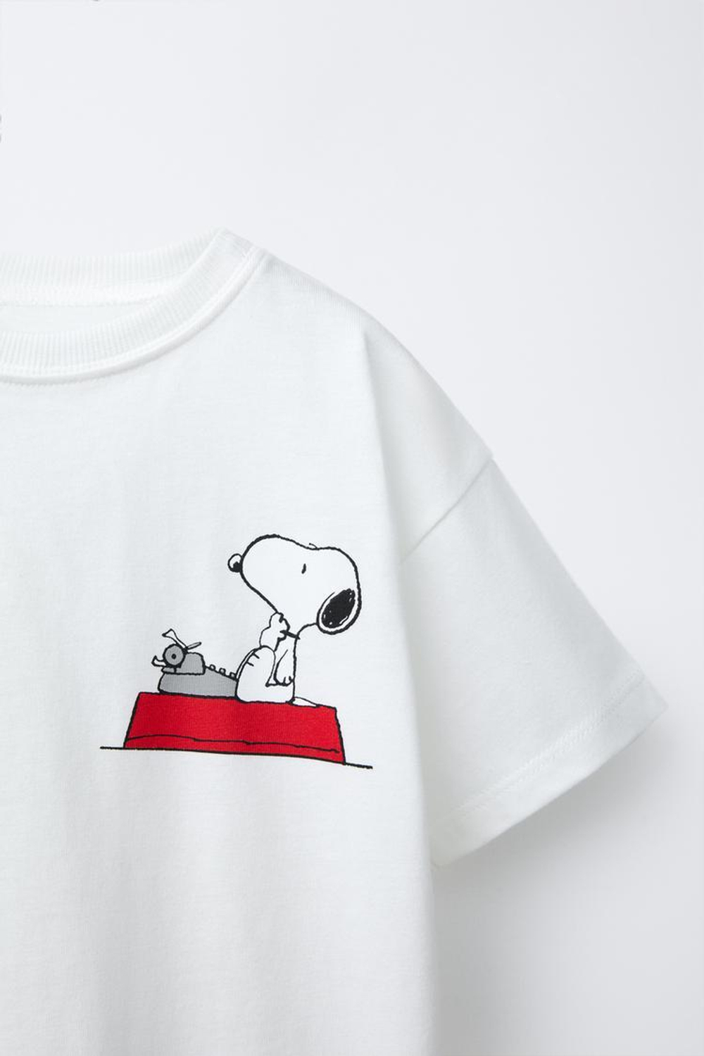ZARA ФУТБОЛКА С ПРИНТОМ SNOOPY PEANUTS™, БЕЛЫЙ