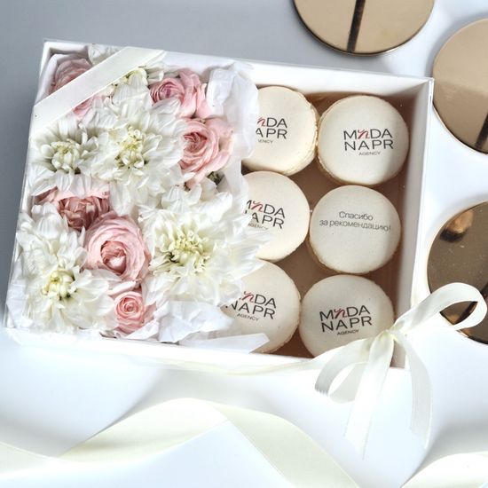 Набор макаронс с логотипом (6 шт) и цветами