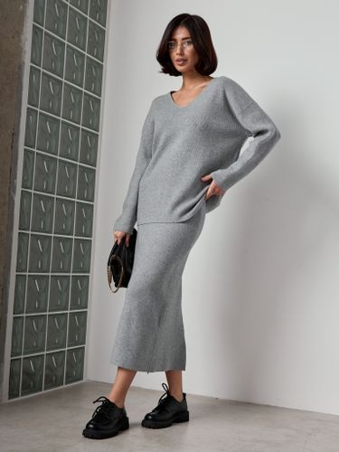 Трикотажный костюм с юбкой серого цвета