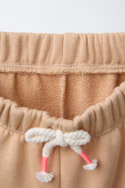 ZARA ОДНОТОННЫЙ КОМПЛЕКТ ИЗ ФУТБОЛКИ И ШОРТОВ-БЕРМУДОВ, БЕЖЕВЫЙ