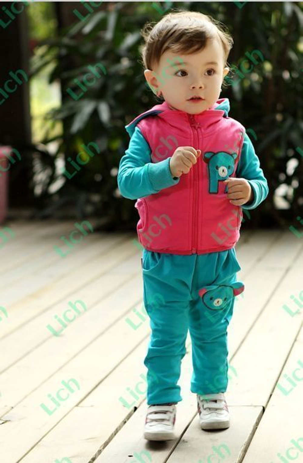 Комплект детский из худи, брюк и жилета с аппликациями медведей