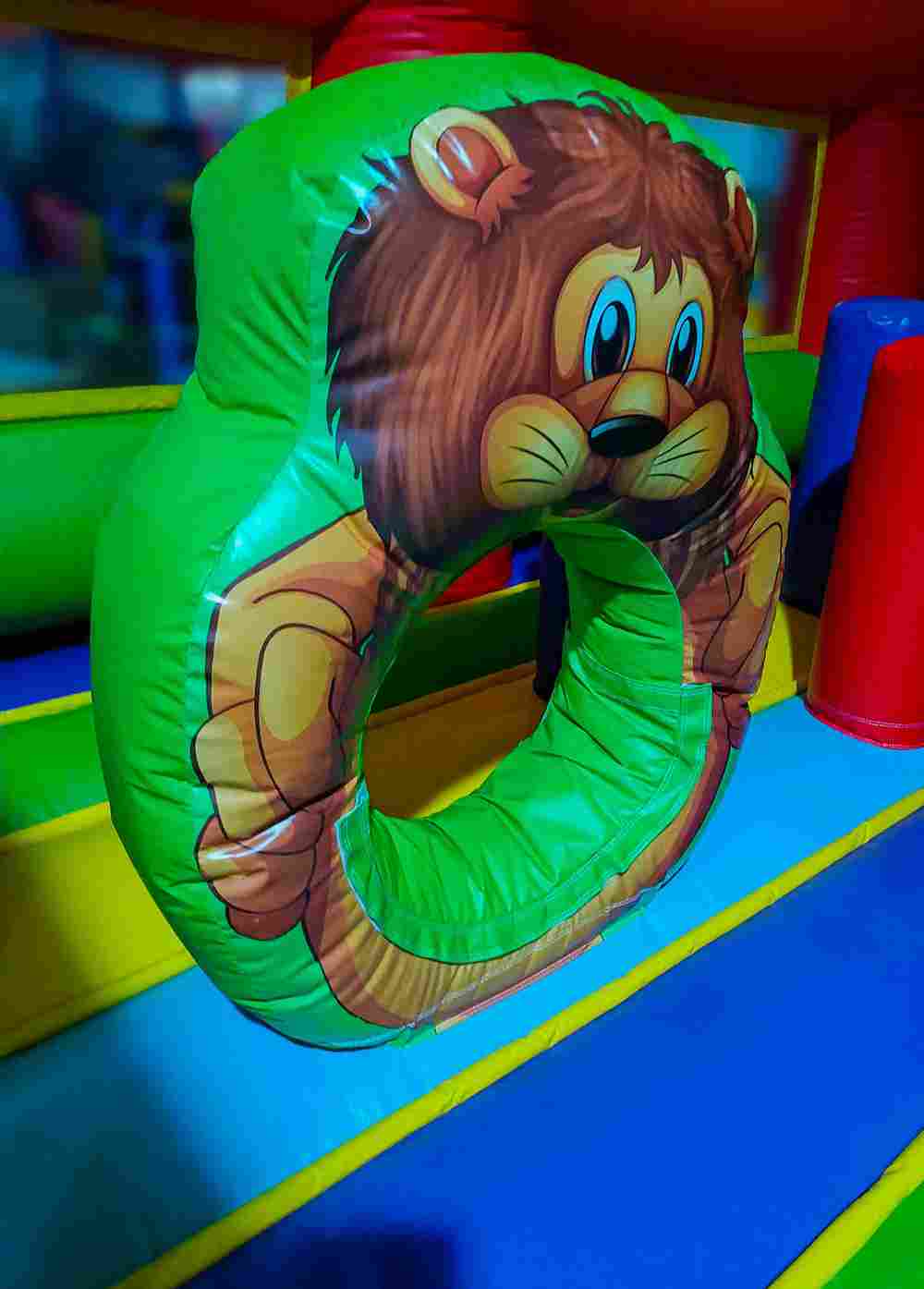 Надувной батут «Зверята с крышей» с горкой и скалодромом, 10х6х6 м