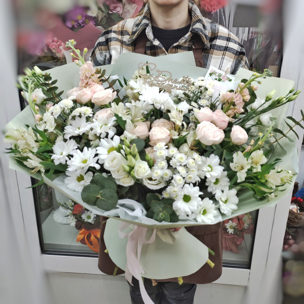 Авторский букет с кустовыми пионовидными розами "Bombastic"