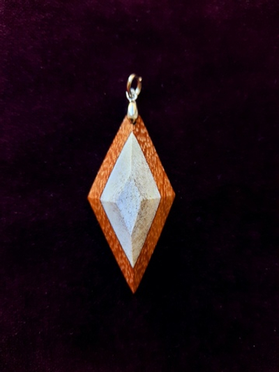 Подвеска "Ромб", лосиный рог, красное дерево