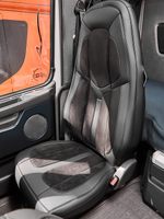 Чехлы Люкс VOLVO FH-13 после 2018 года: водитель от сиденья, пассажир от стойки кабины (один вырез под ремень) (экокожа, черный, черная вставка)