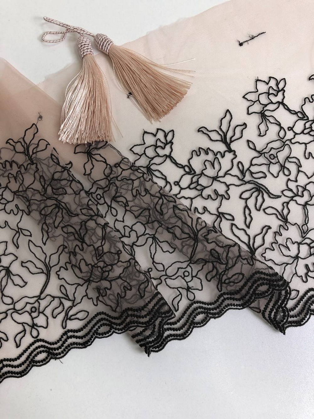 Тесьма сетка с вышивкой, беж/черный, 23см