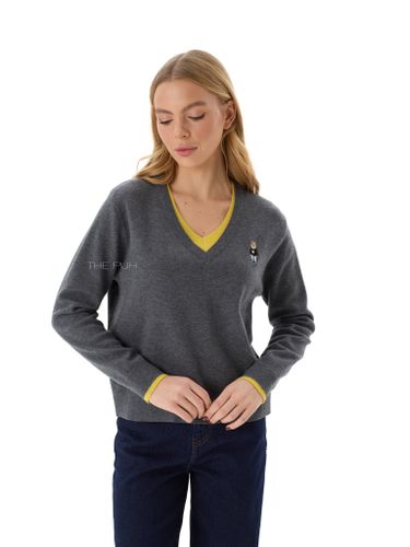 Серо-желтый свитер с вышивкой на груди