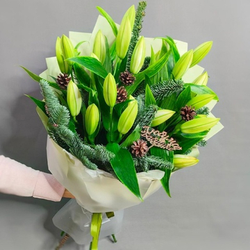 Букет с 5 белыми лилиями и веточками нобилиса