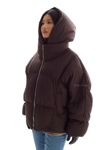 Объемный шоколадный пуховик со съемной манишкой-капюшоном