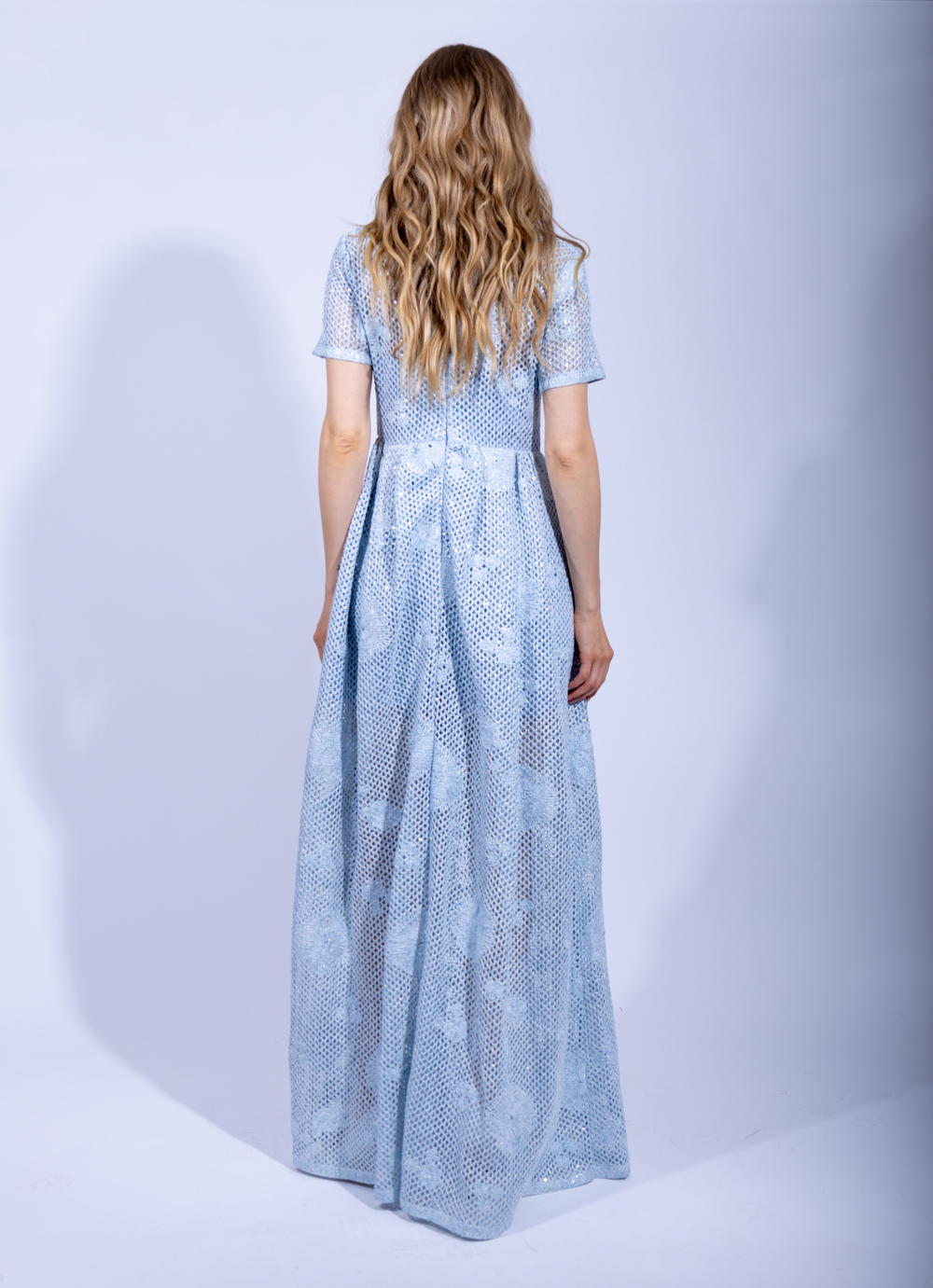 Женское дизайнерское платье голубого цвета с коротким рукавом