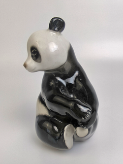 Фарфоровая статуэтка "Панда сидит" ЛФЗ