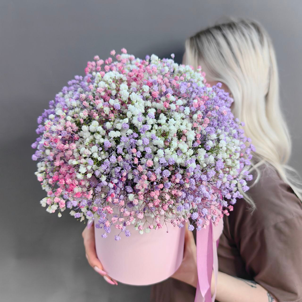 Композиция с цветной гипсофилой