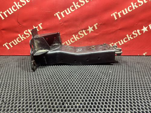 Кронштейн корпуса подножки правый 2023г.