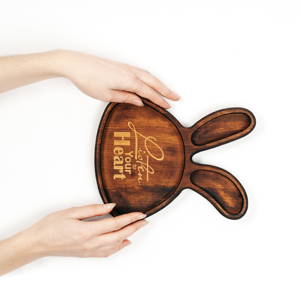 Менажница из кедра для подачи блюд и закусок с гравировкой "Listen to your heart"