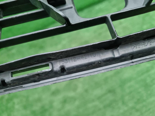 Решетка переднего бампера Toyota Rav 4 CA40 (2015-2019)