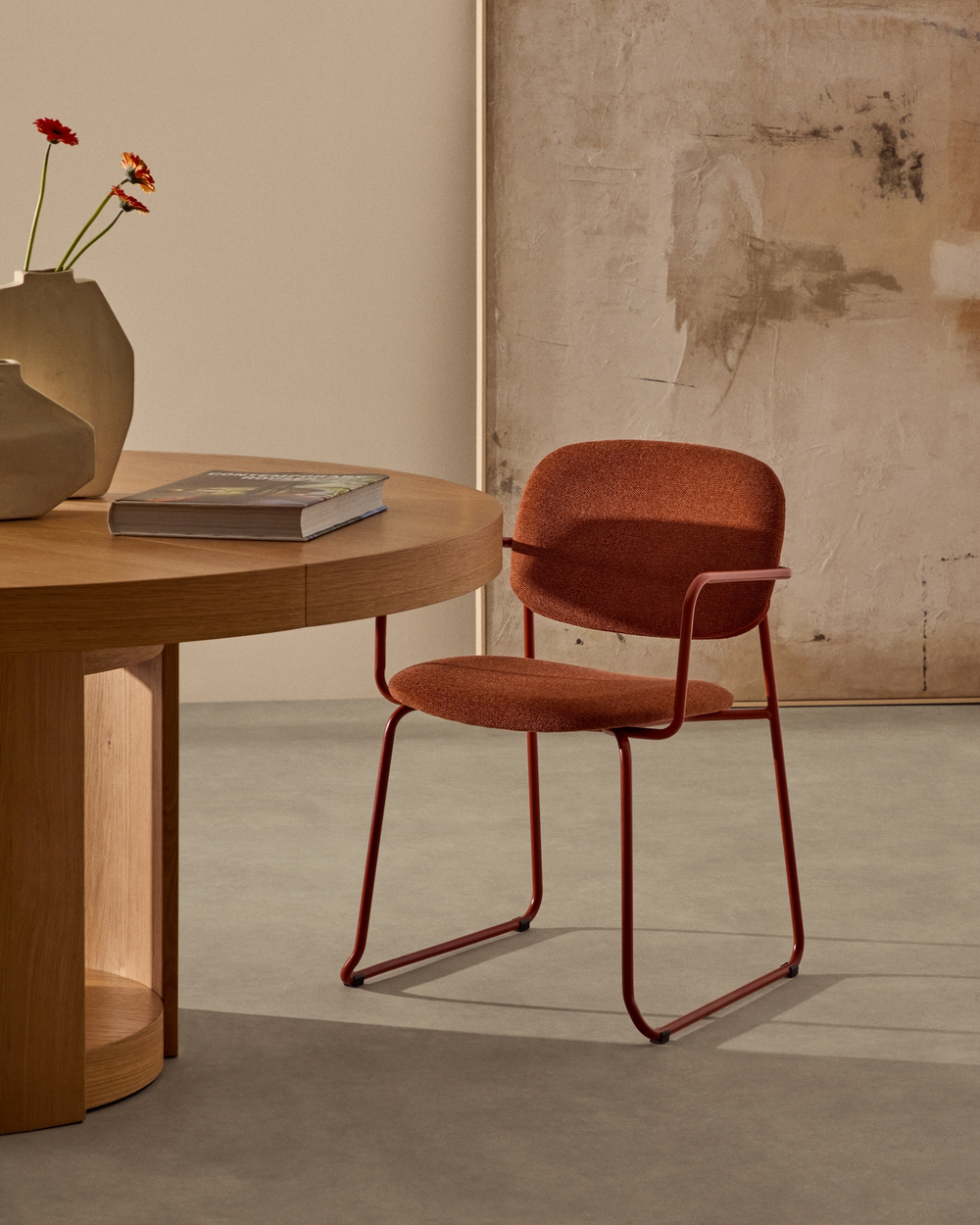 Стул Meli с подлокотниками из терракотовой шенилли с терракотовыми металлическими ножками