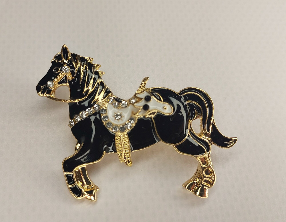 Брошка "Чёрная вороная лошадь". Символ года. Женская бижутерия, металл, чёрный цвет.