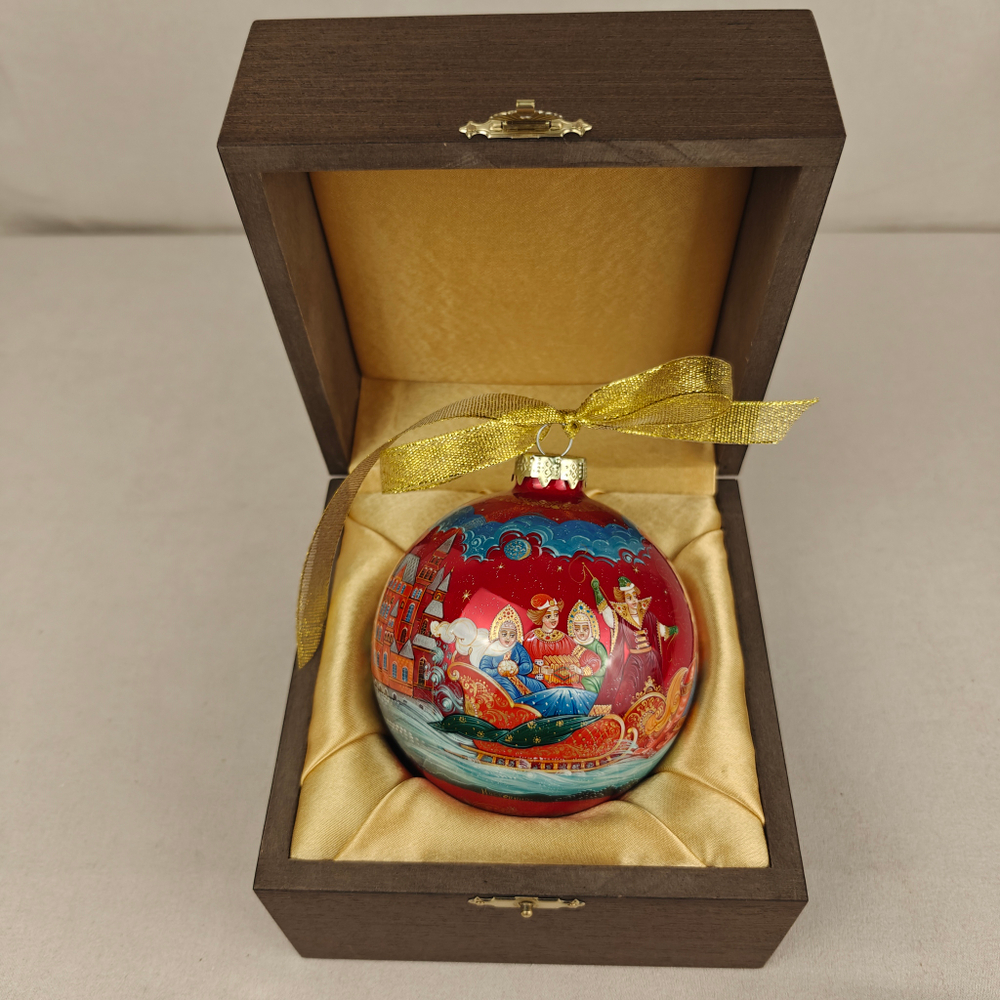 Шар новогодний с круговой росписью Палех "Тройка. Москва" на красном в футляре