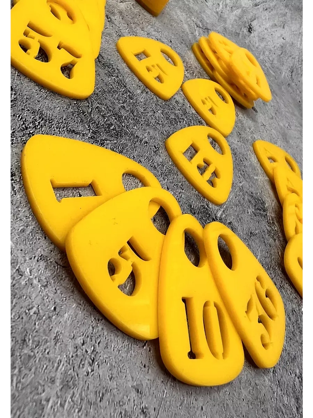 Номерки для гардероба прорезные акрил