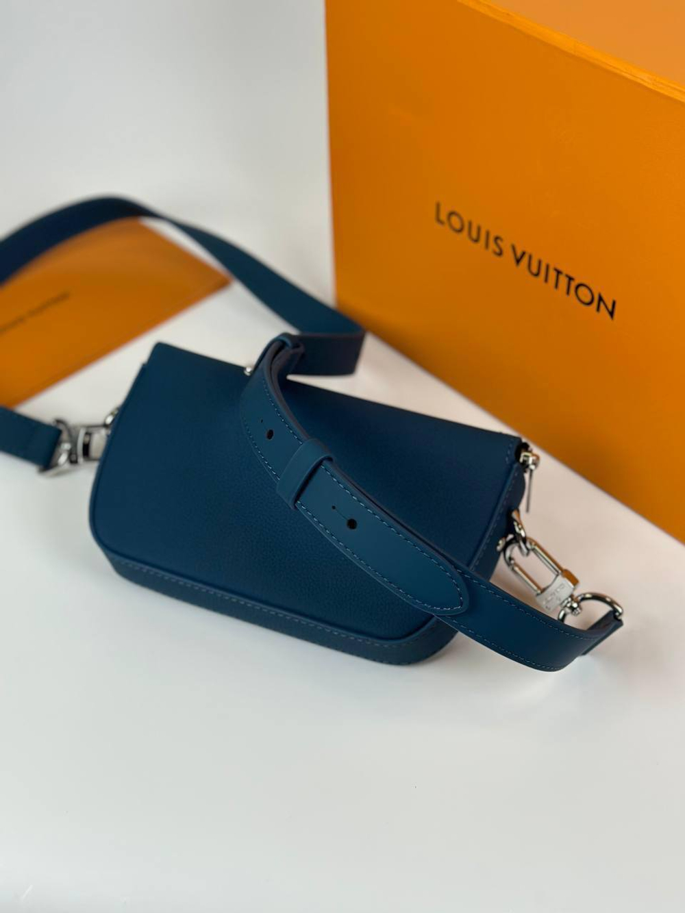 Сумка-мессенджер Louis Vuitton