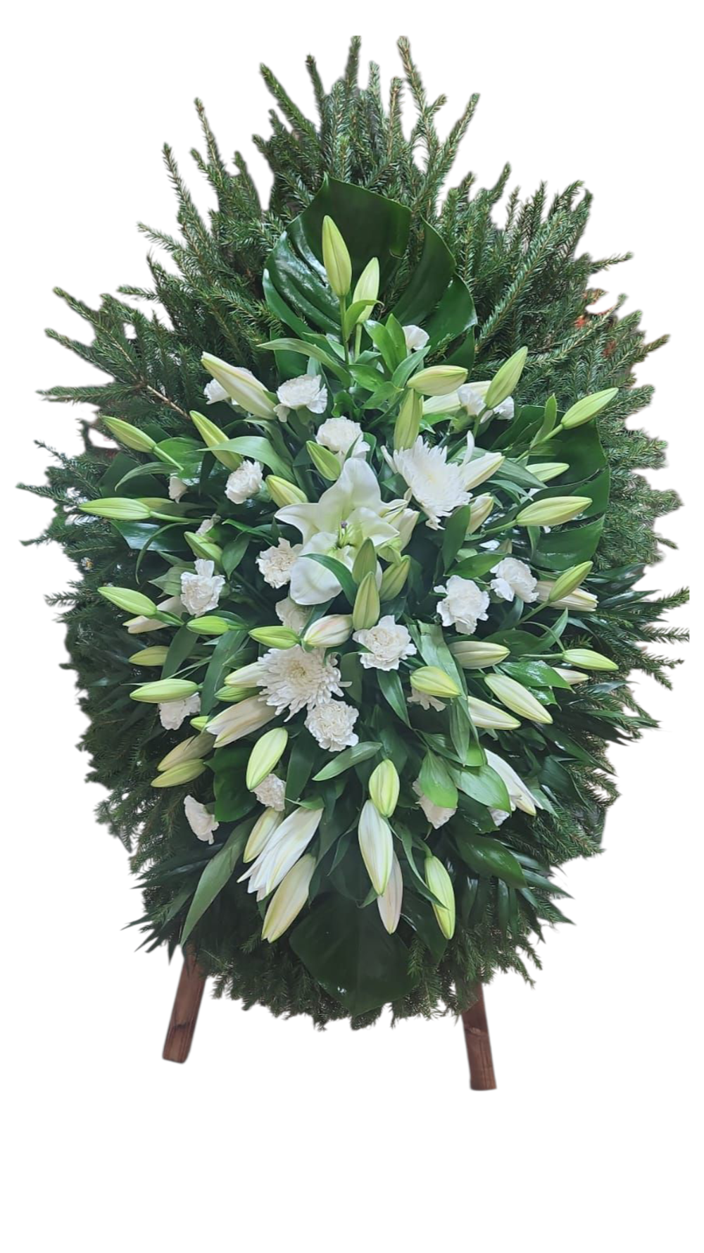 Траурный венок из белых лилий, гвоздик и зелёной хвои