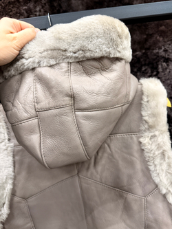 Жилет из натуральной овчины. С капюшоном, 48 Размер