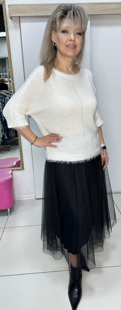 Бежевый джемпер с вырезом "лодочка"