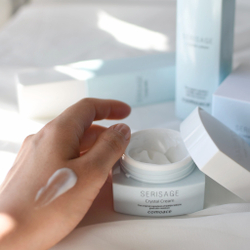 Отбеливающий антивозрастной крем с экстрактом шелка COMOACE Serisage Crystal Cream