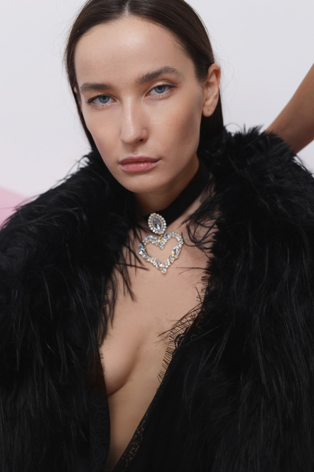 Шуба из эко-меха страуса черная