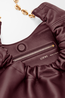 Loewe Маленькая сумка-мешок Squeeze из мягкой кожи ягненка наппа, бургунди