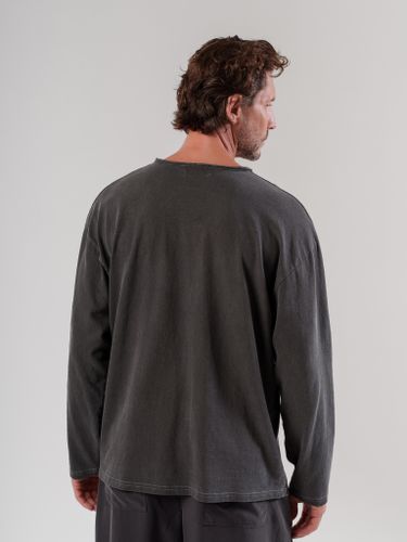 Графитовый лонгслив с пуговицами