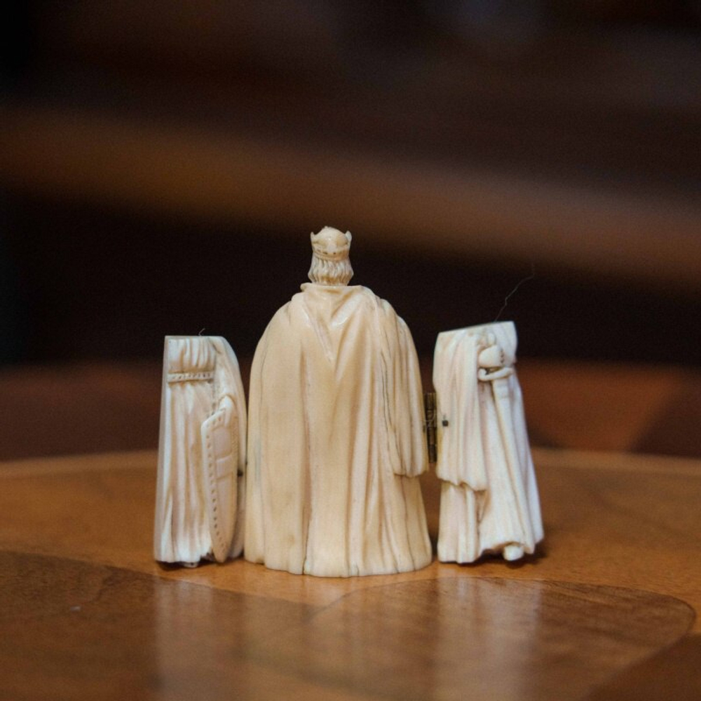 Антикварный фигурный триптих из резной кости «Карл Великий (CHARLEMAGNE)»