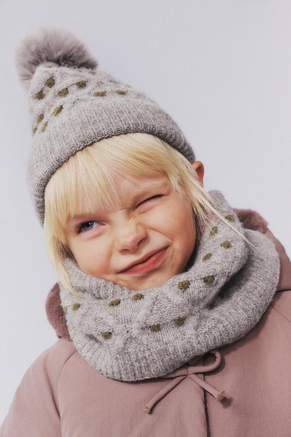 ZARA ТРИКОТАЖНАЯ ШАПКА В ГОРОШЕК С ПОМПОНОМ, ПЕСОЧНЫЙ