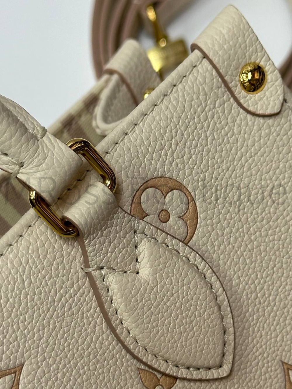Светло-бежевая сумка Louis Vuitton Onthego PM с узором монограм