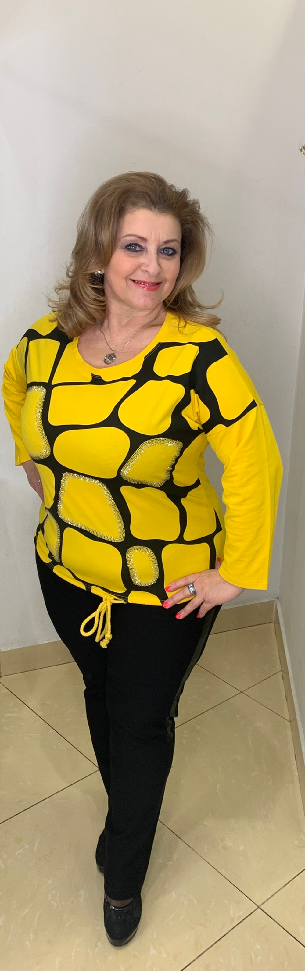 Желтый блузон на кулиске с ячейками и стразовым принтом