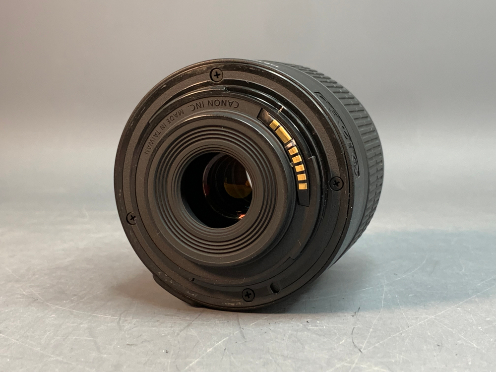Canon EOS 100D Kit 18-55mm 3.5-5.6 III 7.700 кадров